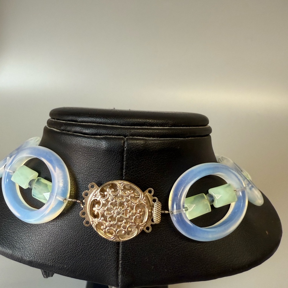 Blue moonstone flower necklace - Picture 3 of 9